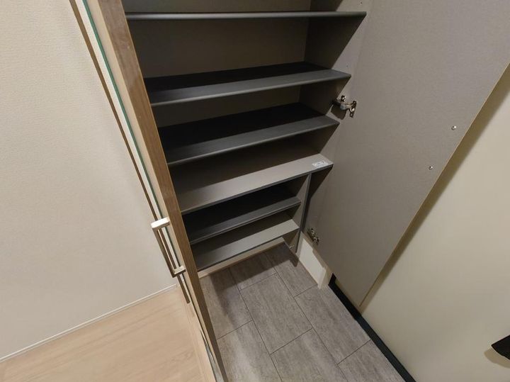 DーROOM連坊の玄関