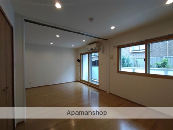 ナインフラッツ八幡101の居間