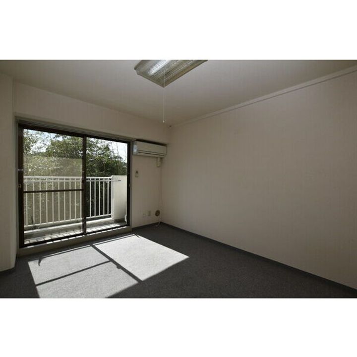 ダイアパレスリバーサイド八幡206の居間