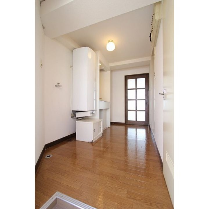 クレセントいづみ405の玄関