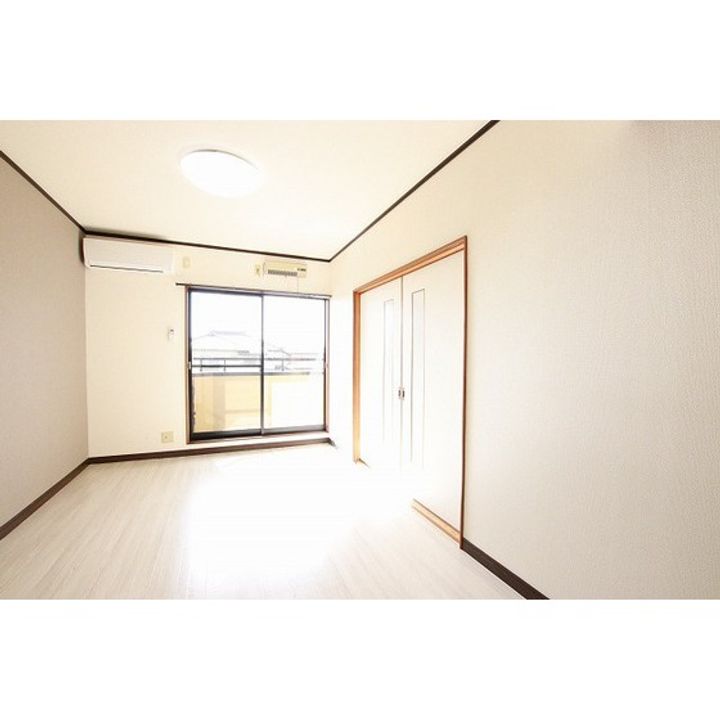 パルメゾンNⅡ202の居間
