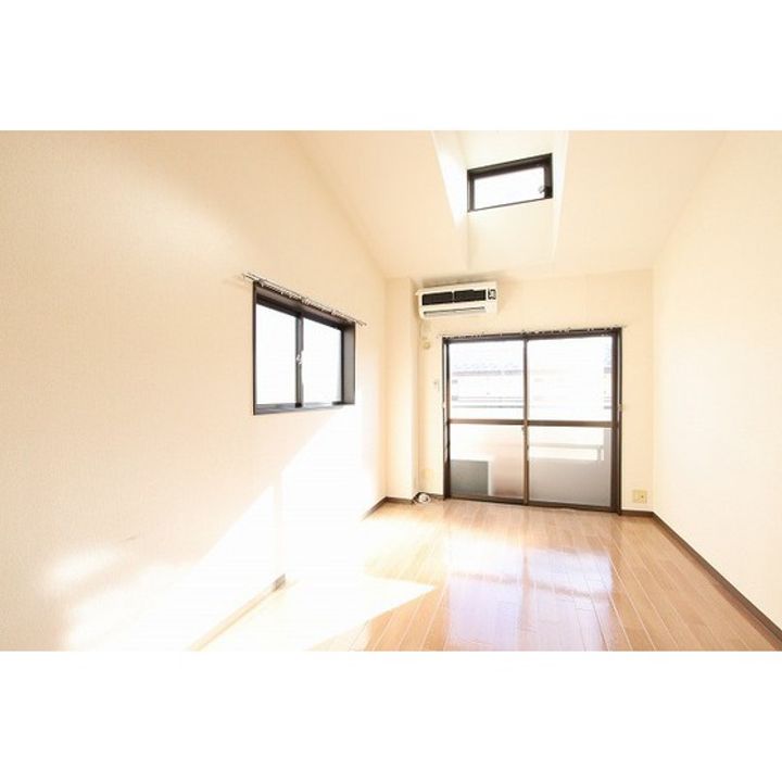 アクティブパレス百合ヶ丘B820の居間