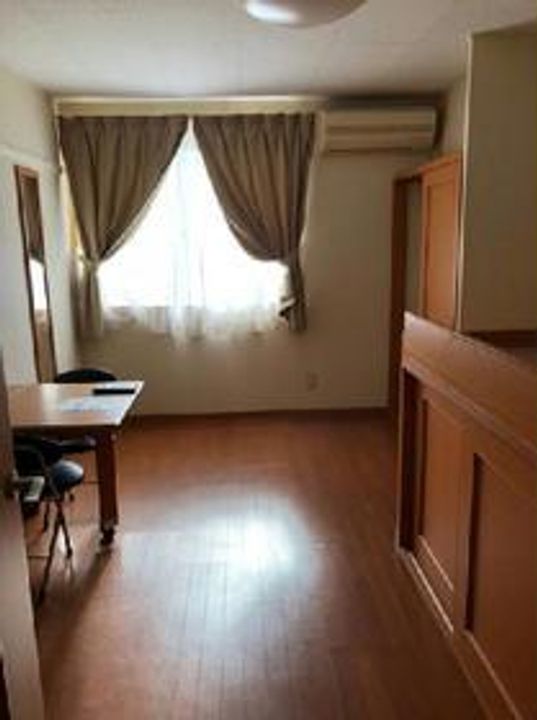 レオパレスWHITEOAK16103の居間