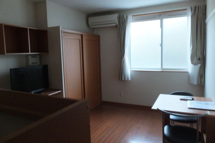 レオパレス光105の居間