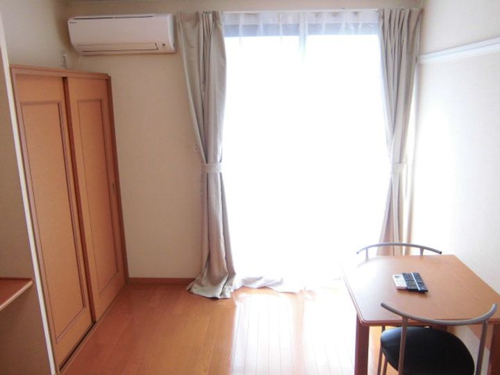 レオパレスフォレストコートⅡ106の居間
