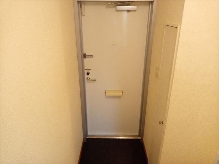 レオパレスGLUCK205の玄関