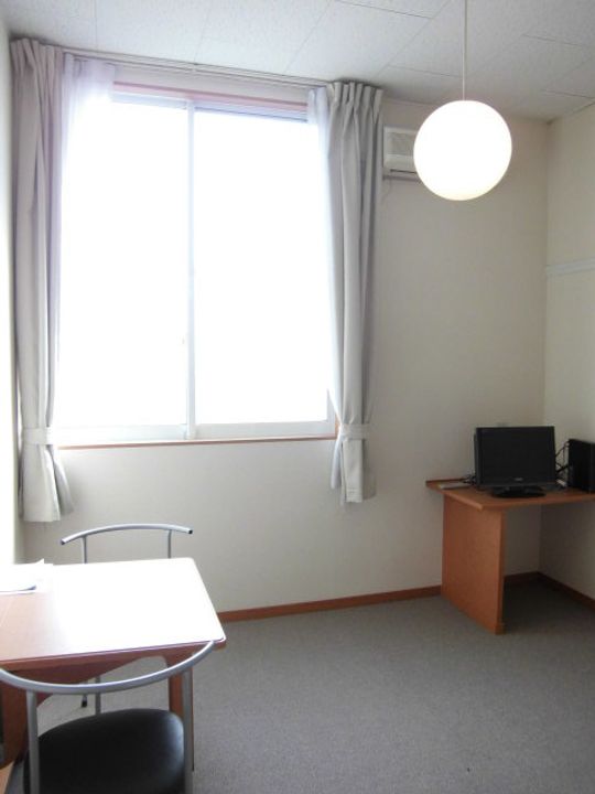 レオパレス響204の居間