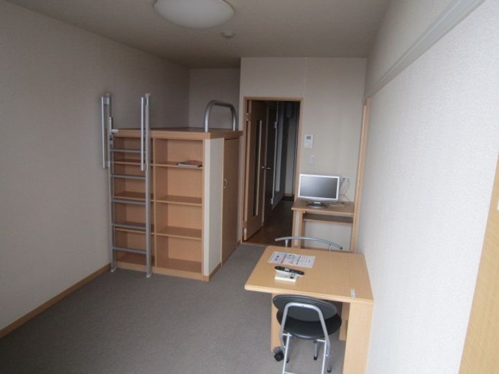 レオパレス福田町南410の居間