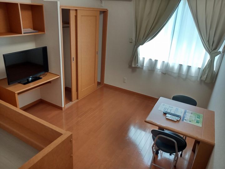 レオパレス仙港B106の居間