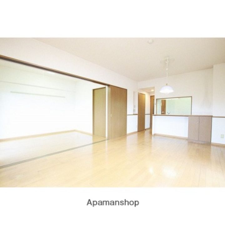 ラルシュ市名坂303の居間