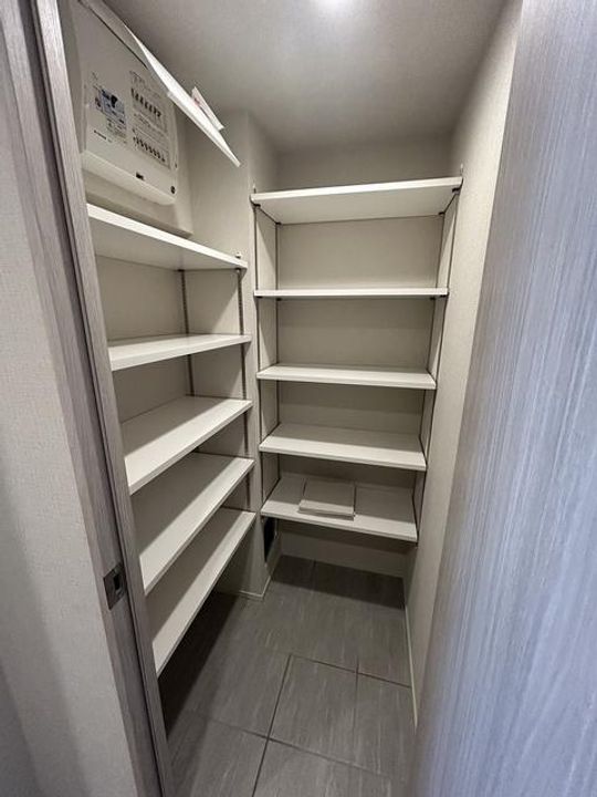 シーズンフラッツ青葉通一番町0504の玄関