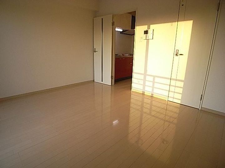 ヴィアーレ新寺の居間