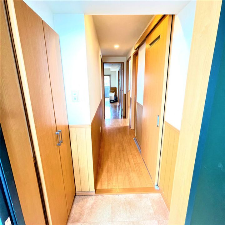 新田東レジデンス五番館の玄関