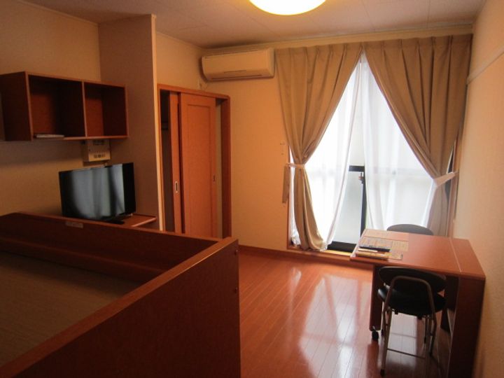 レオパレスツルカメ荘104の居間