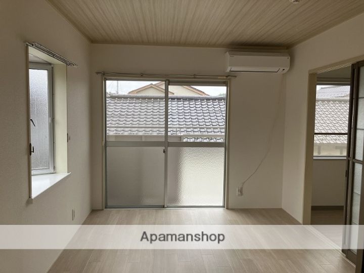 ソレイユ利府中央202の居間