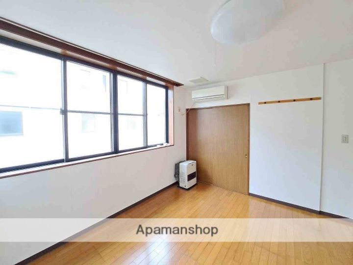 秋田県大仙市大曲栄町の賃貸アパートの居間