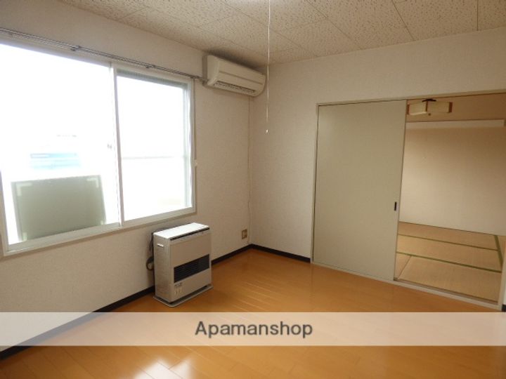 秋田県秋田市八橋大畑2丁目の賃貸アパートの居間