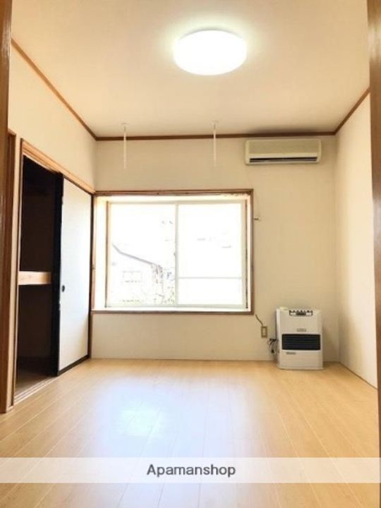 秋田県秋田市東通5丁目の賃貸アパートの居間