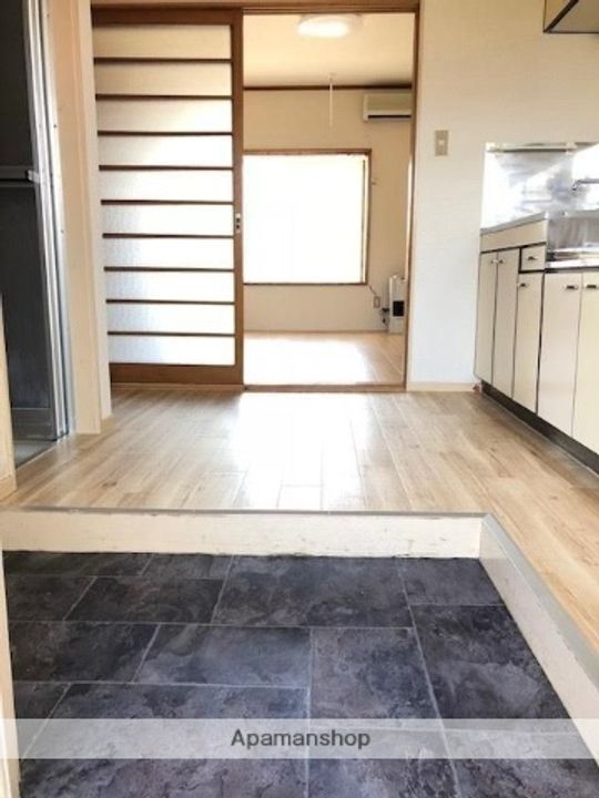 秋田県秋田市東通5丁目の賃貸アパートの玄関