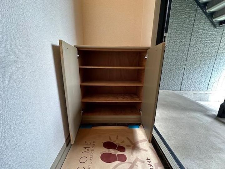 秋田県秋田市寺内後城の賃貸アパートの玄関