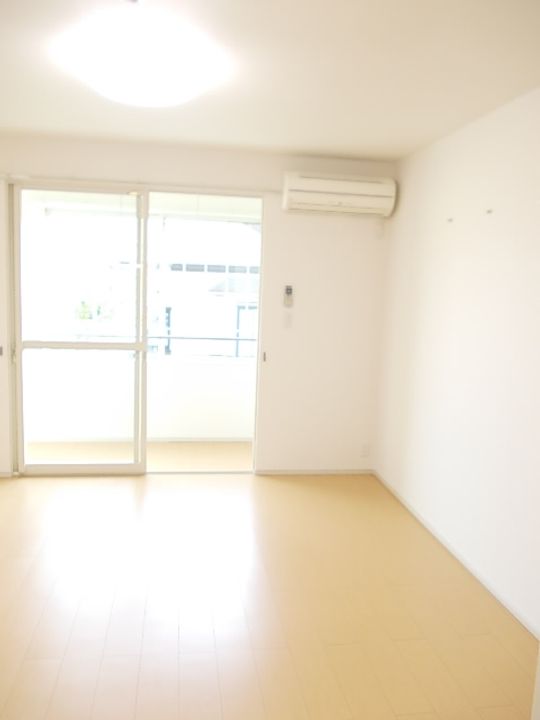 ブリーゼ元町Ⅱ102の居間