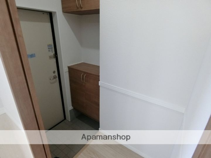 秋田県秋田市南通亀の町の賃貸アパートの玄関