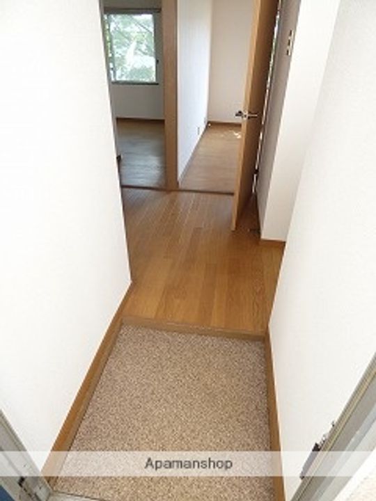 秋田県由利本荘市石脇字石脇の賃貸アパート203の玄関