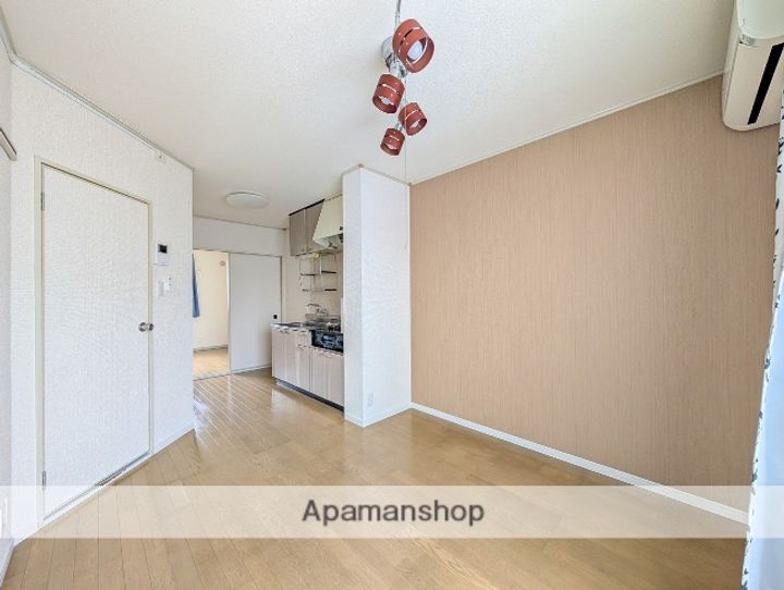 シャインパーク楢山102の居間