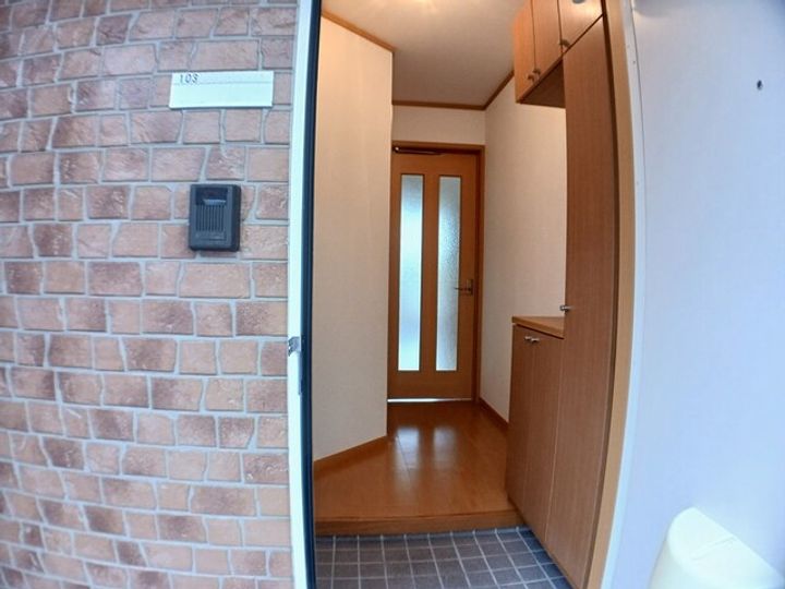 マーベラスヒル B棟の玄関