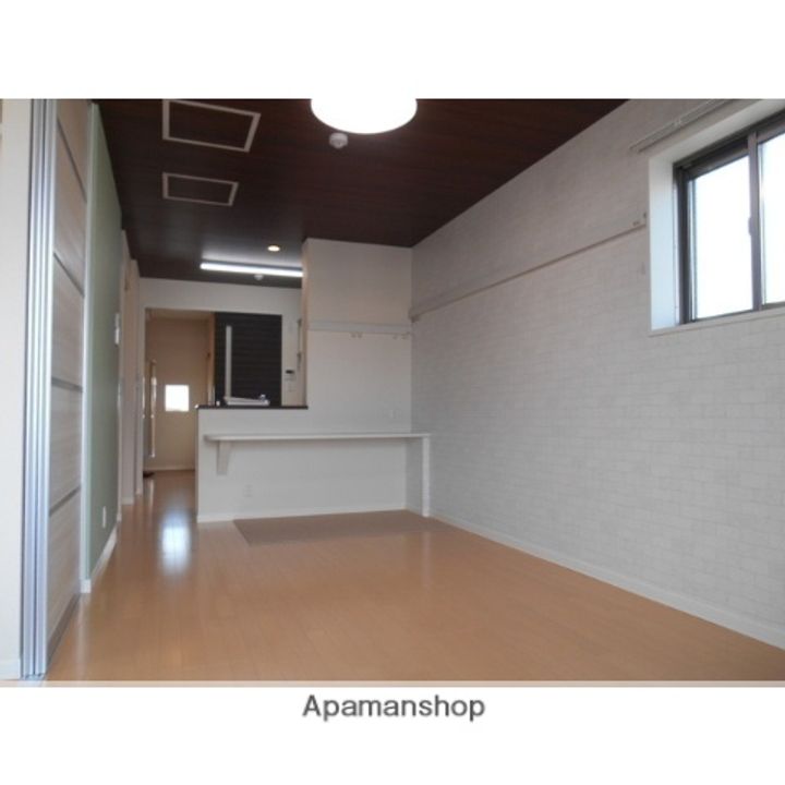 ファミーユ桜田西108の居間