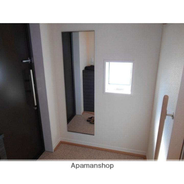 ファミーユ桜田西108の玄関