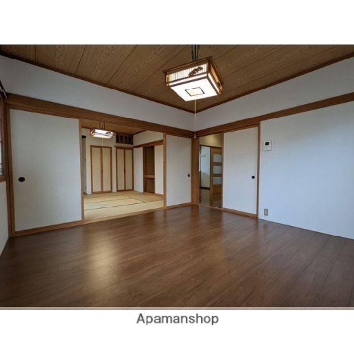サンジュエル舞鶴201の居間