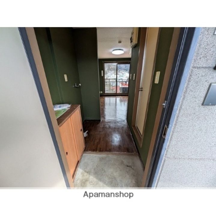 シーダランド八番館402の玄関