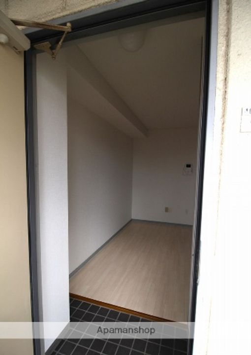 小島ビル305の玄関