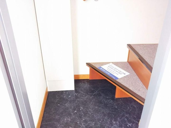 レオパレス小島の玄関