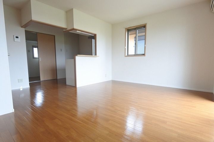 パークハイツ E202号室の居間