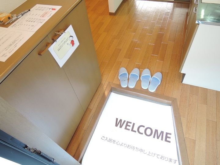 フローラ春日の玄関