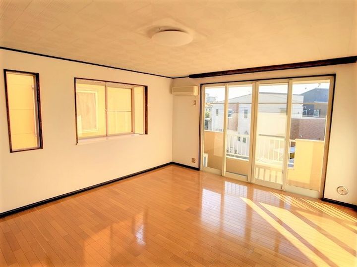 パール・ハピネス203の居間