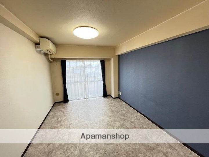 ホワイトハイツ鹿島台208の居間