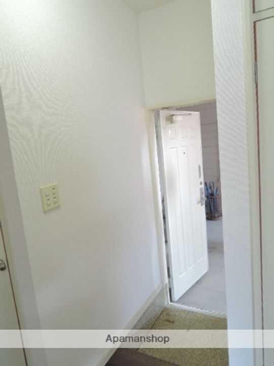 フローレンスヴィレッジ (アパート)8の玄関
