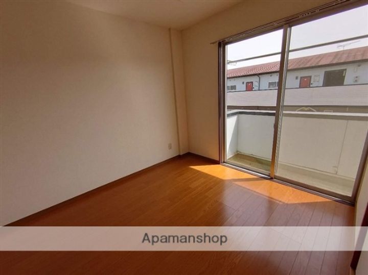 カズミハイツABA203の居間