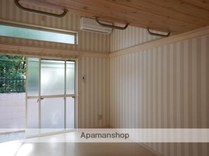 イチゴハウス102の居間