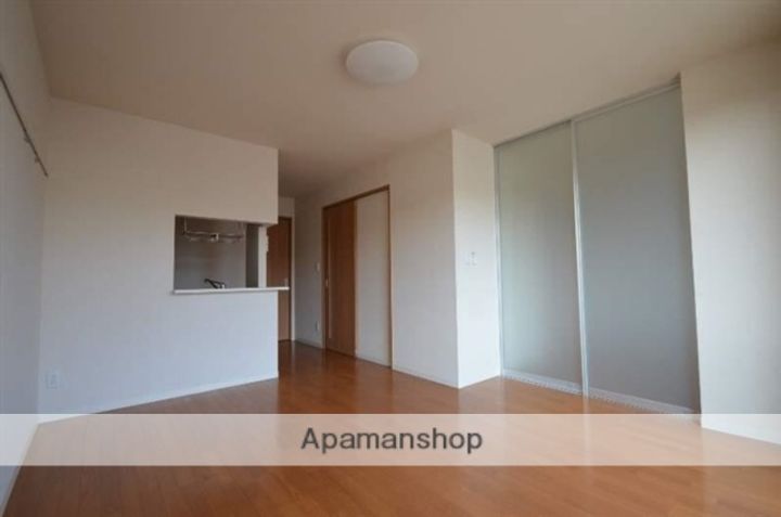 クラヴィエコスモ上泉 壱番館・弐番館2-202の居間