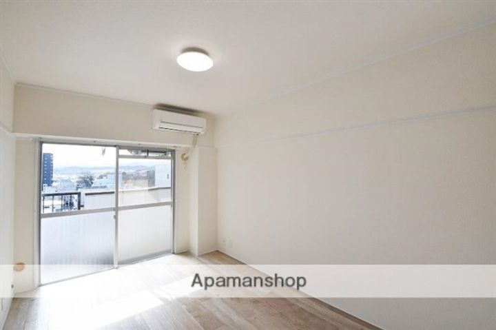 大手前ハイツの居間