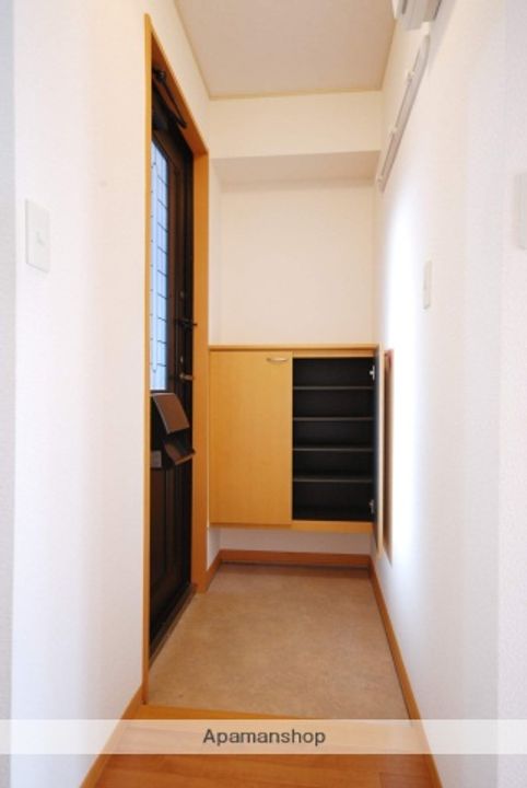 群馬県高崎市筑縄町の賃貸アパートの玄関