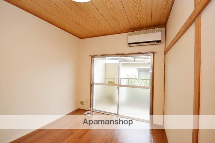 群馬県高崎市石原町の賃貸マンションの居間