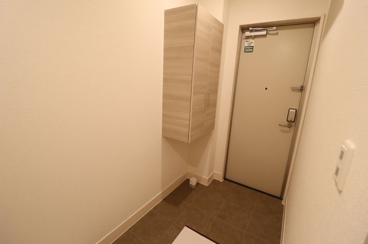 DーROOM台新田町の玄関