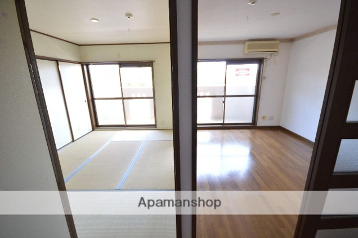 群馬県前橋市川原町2丁目の賃貸マンションの居間