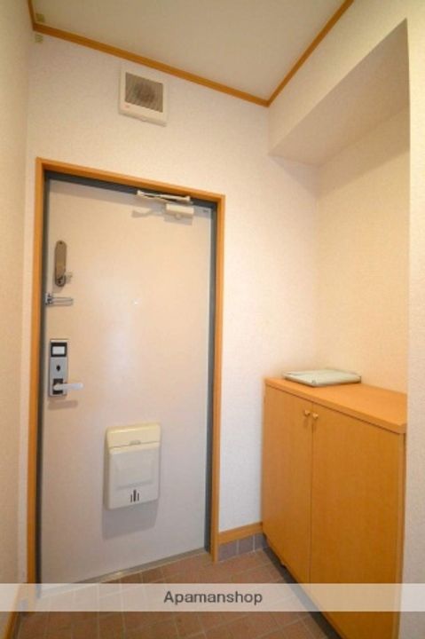 群馬県前橋市下小出町2丁目の賃貸マンションの玄関