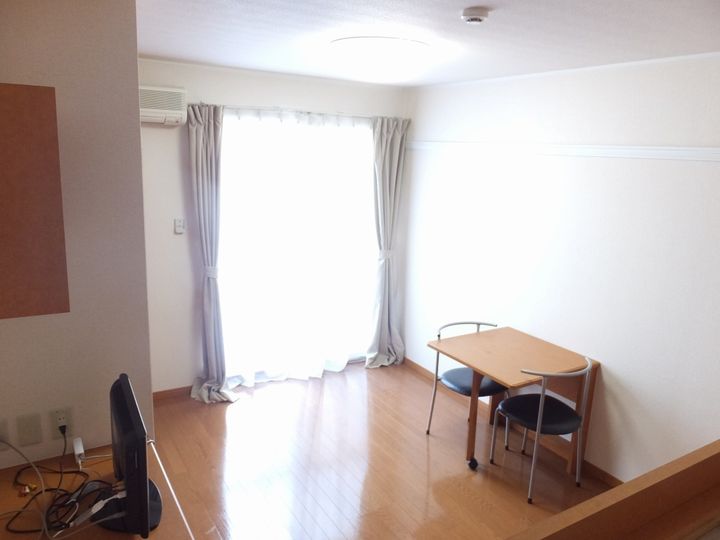 レオパレススリーホークスの居間